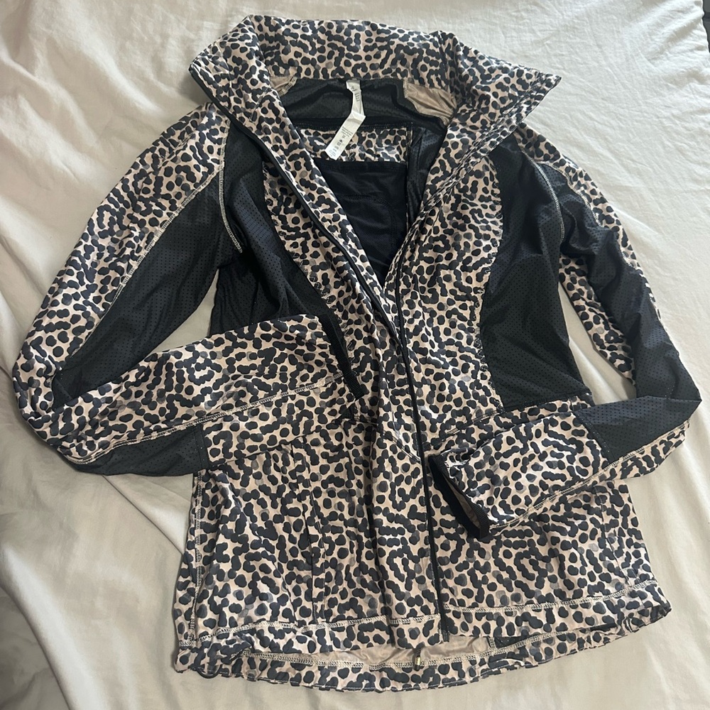 Lululemon Back pack it rain jacket transformer in leopard